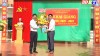 Đồng chí Phó Chủ tịch UBND thị xã  tặng hoa chúc mừng năm học mới tại trường THCS Quảng Văn.