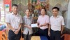 Lãnh đạo PGD Ngân hàng CSXH thị xã Ba Đồn thăm các gia đình chính sách nhân kỷ niệm 76 năm ngày Thương binh - Liệt sĩ.