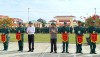 Lãnh đạo thị xã trao cờ lưu niệm cho các đơn vị dự thi.