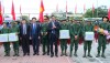 Đồng chí Trần Thắng - Phó Bí thư Thường trực Tỉnh ủy cùng các đồng chí lãnh đạo thị xã tặng hoa và quà cho các tân binh.