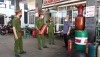 Lực lượng công an phường Ba Đồn tuyên truyền, hướng dẫn sử dụng bình chữa cháy tại cửa hàng kinh doanh xăng dầu.