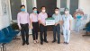 Đại diện Ngân hàng CSXH thị xã Ba Đồn trao 5 triệu đồng ủng hộ phòng, chống dịch Covid-19.