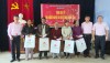 Ngân hàng Chính sách xã hội tỉnh Quảng Bình trao quà tết cho hộ nghèo và các đối tượng chính sách.