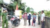 Người dân xã Quảng Tiên nghe các thông tin về tội phạm lừa đảo.