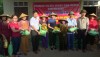 Các Ban ngành và Doanh nghiệp tặng quà cho người dân xã Quảng Tiên.