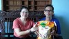 Bà Trương Thị Thanh Quỳnh- Trưởng phòng LĐTB&XH thị xã trao quà cho hộ nghèo.
