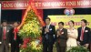 Đồng chí Trần Thắng-Phó Bí thư Thường trực Tỉnh ủy tặng hoa chúc mừng Đại hội.