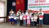 Đại diện Đoàn đại biểu Quốc hội tỉnh Quảng Bình, Hội khuyến học TX Ba Đồn trao tặng học bổng cho học sinh nghèo vượt khó.
