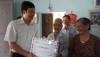 Đồng chí Đinh Thiếu Sơn- ThUV, PCT UBND thị xã thăm, tặng quà cho người có công nhân kỷ niệm 74 năm ngày Cách mạng tháng 8 và Quốc khánh 2/9.