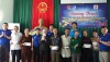 Câu lạc bộ Doanh nhân trẻ thị xã Ba Đồn trao quà tết cho các hộ nghèo.