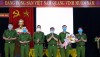 Thượng tá Lê Văn Hóa- UVTV Thị ủy, Trưởng công an thị xã Ba Đồn  tặng hoa và quà chúc mừng lực lượng công an xã Quảng Hòa.