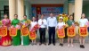 Trao cờ lưu niệm cho đại diện các đội tham gia Đại hội TDTT phường Quảng Phúc.