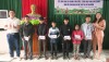 UBMTTQVN thị xã và Công ty TNHH XD Tổng hợp Đức Hạnh trao quà cho các cháu mồ côi trên địa bàn thị xã Ba Đồn.
