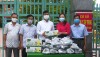 UBMTTQVN thị xã và Linh mục Phạm Thành Luân cùng bà con giáo dân giáo xứ Vĩnh Phước trao tặng sữa và các suất ăn tại khu cách ly xã Quảng Lộc.