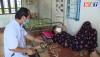 Bác sĩ Trạm y tế xã Quảng Sơn khám bệnh cho người dân.