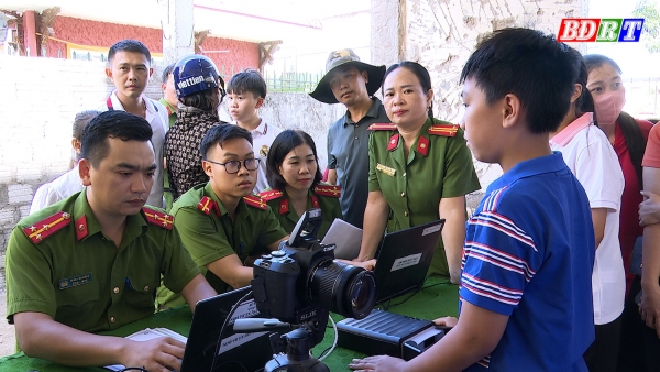 Công an thị xã Ba Đồn: Đẩy nhanh tiến độ cấp căn cước cho trẻ dưới 14 tuổi.