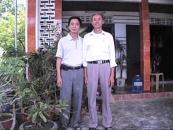 Hoàng Hiếu Nhân cùng với tác giả Hoàng Minh Đức tại nhà thầy giáo Hoàng Hiếu Nghĩa - năm 2009.