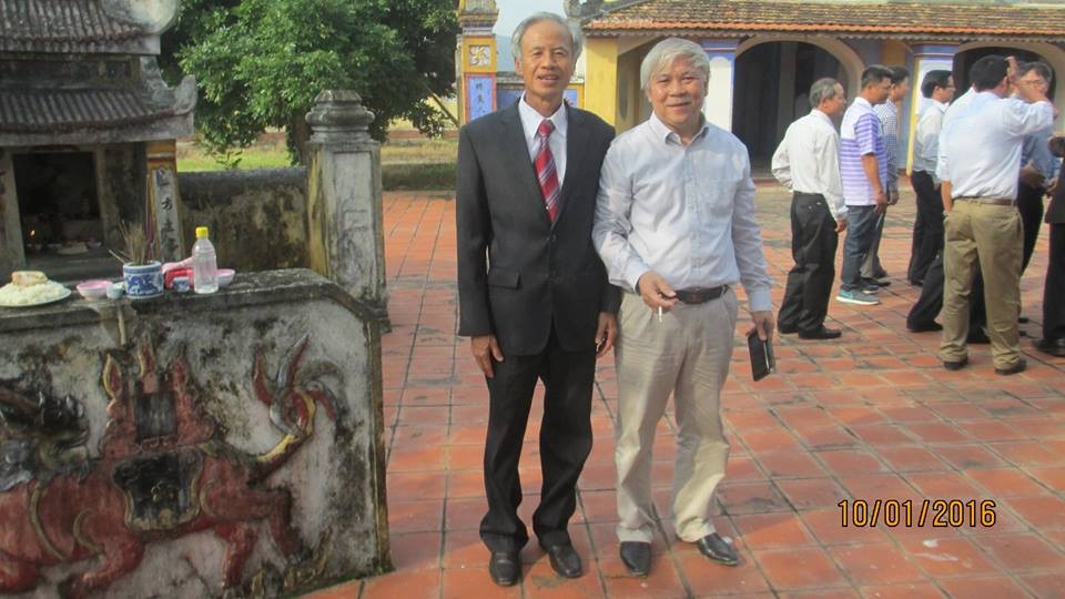 Giáo sư Tiến sĩ Trần Ngọc Vương (bên phải) về dự Hội làng Minh Lệ tại đình làng - 2016