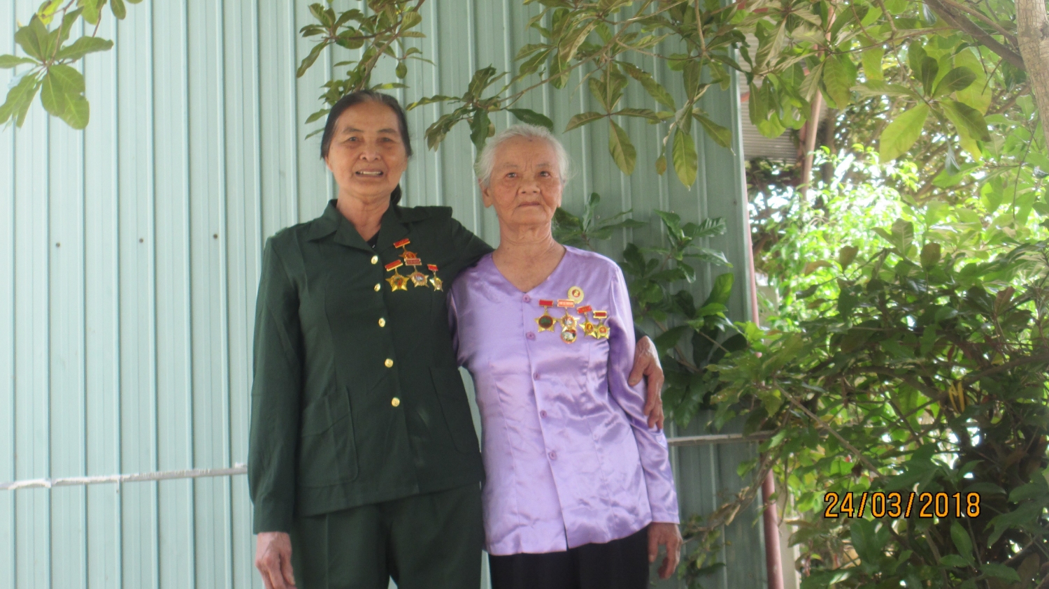Xạ thủ số 2 Nguyễn Thị Miện và người chỉ huy trung đội 12 li 7 Hoàng Thị Hữu (bà Miện mặc quân phục Cựu chiến binh bên trái, bà Hữu mặc áo quần bà ba bên phải)