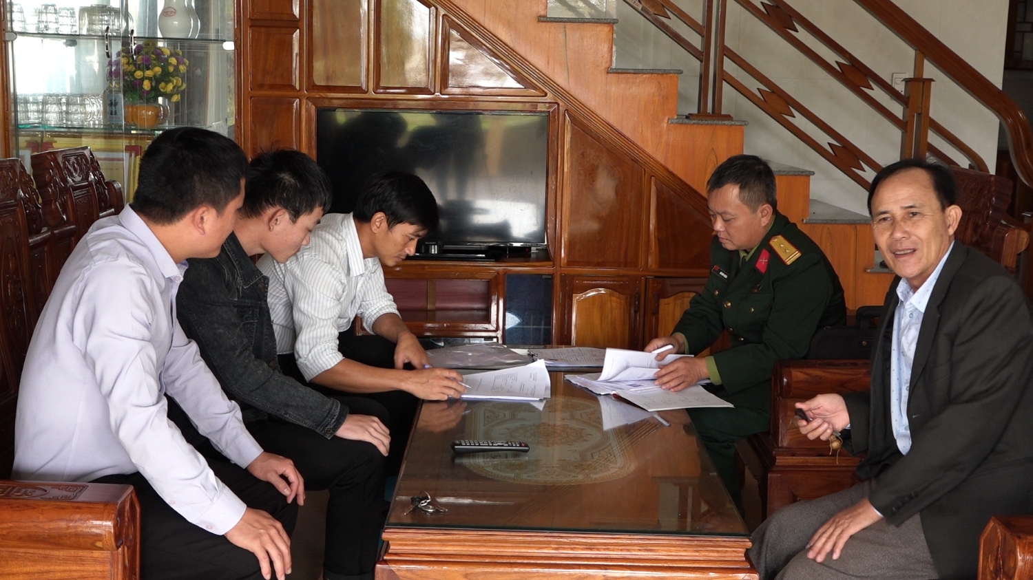 BCH Quân sự thị xã đến thăm gia đình một tân binh tại TDP Thọ Đơn - phường Quảng Thọ