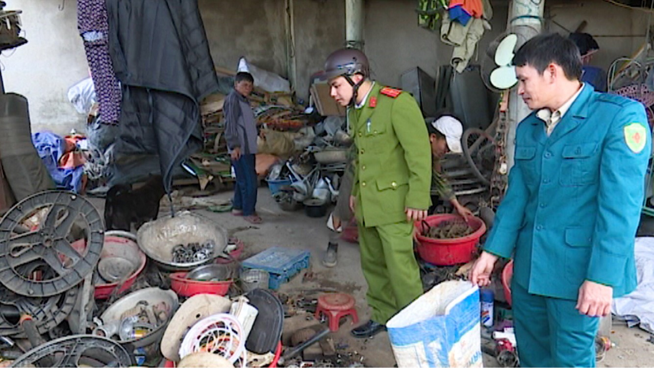 Công an Phường Quảng Thuận kiểm tra, vận động nhân dân giao nộp vũ khí, vật liệu nổ, công cụ hỗ trợ tại 1 cơ sở kinh doanh phế liệu
