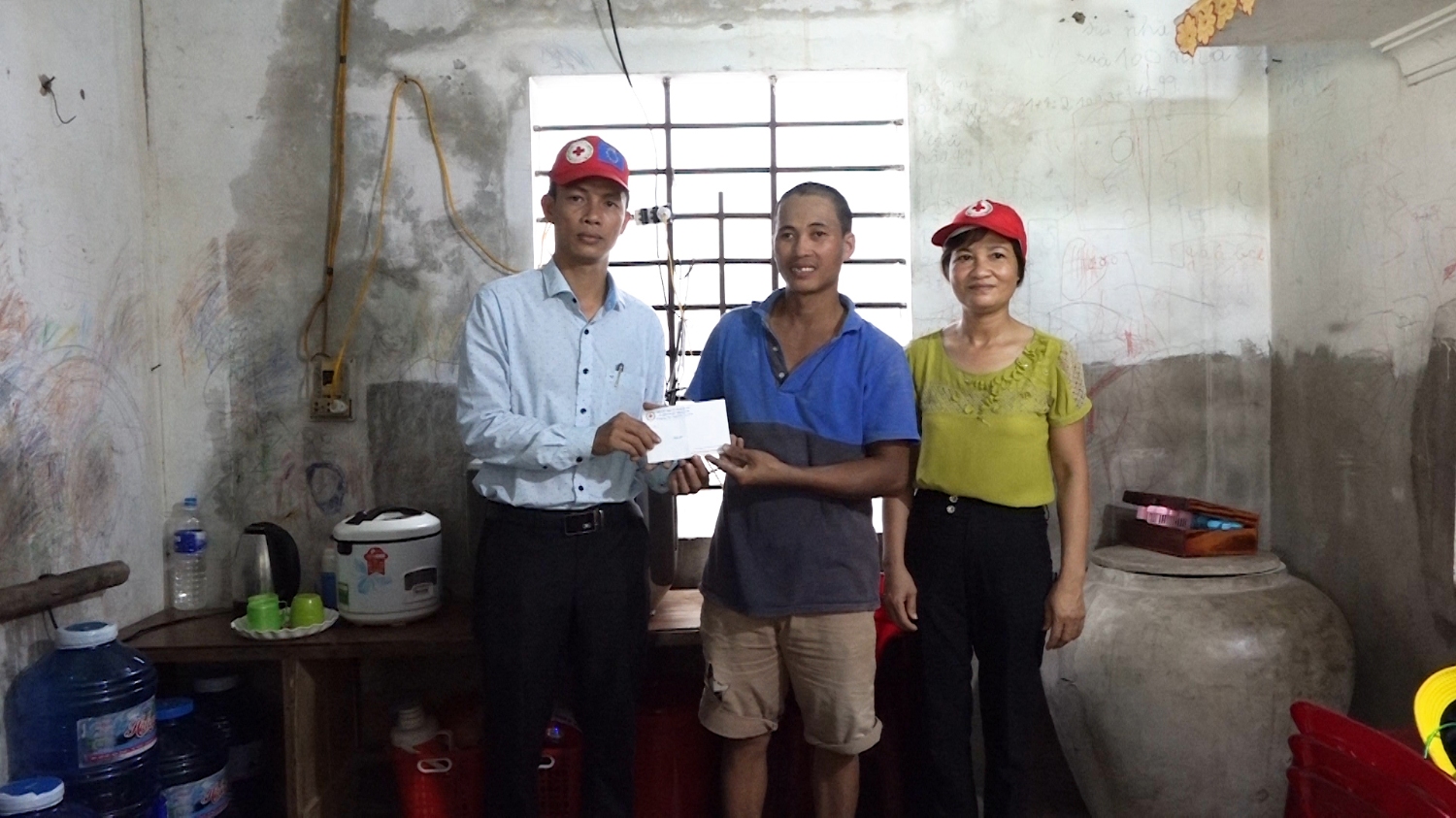Hội Chữ Thập đỏ thị xã Ba Đồn trao quà hỗ trợ cho gia đình có hoàn cảnh khó khăn