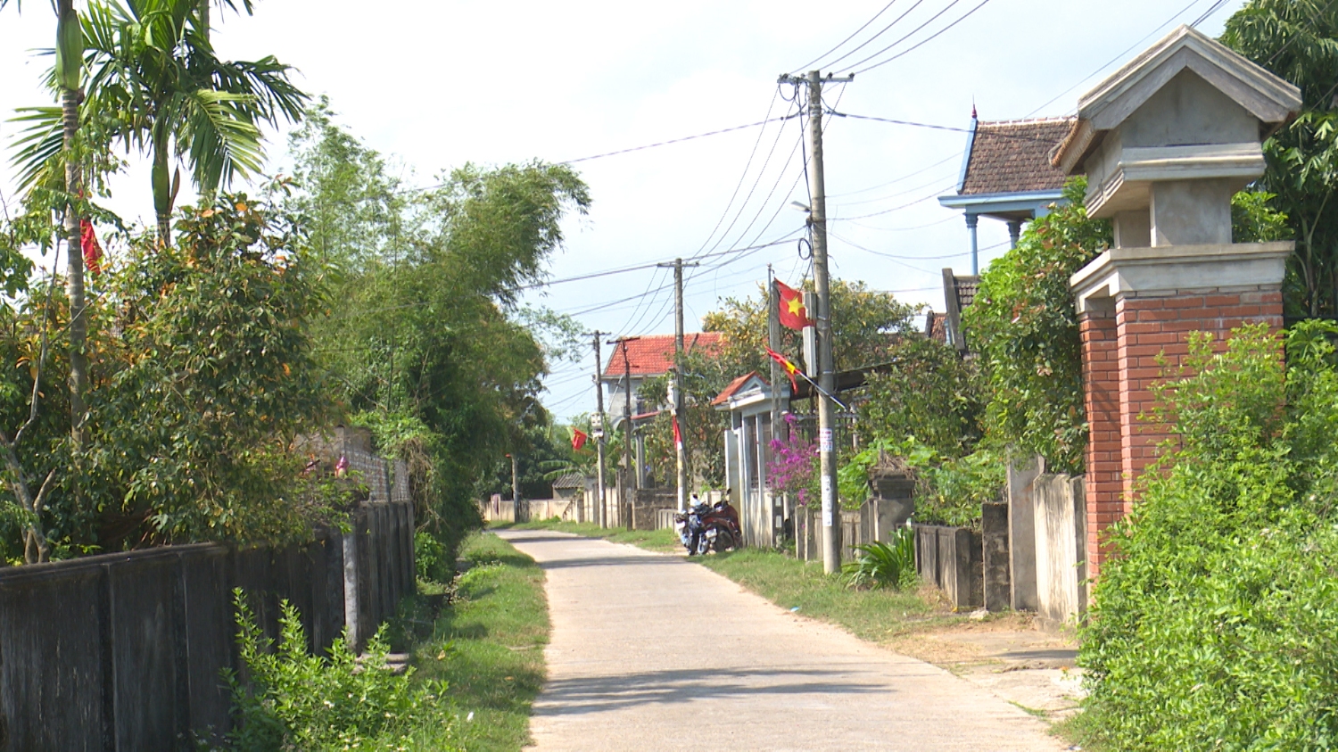 Đường làng ngõ xóm được bê tông hóa