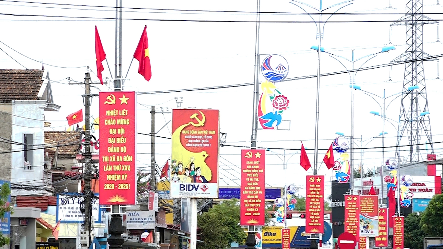 Thị xã Ba Đồn treo cờ băng rôn chào mừng đại hội Đảng bộ thị xã Ba Đồn lần thứ XXV
