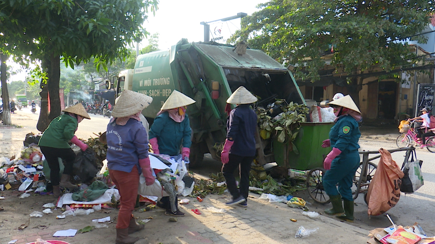 Ban Quản lý công trình dọn dẹp vệ sinh môi trường sau lũ