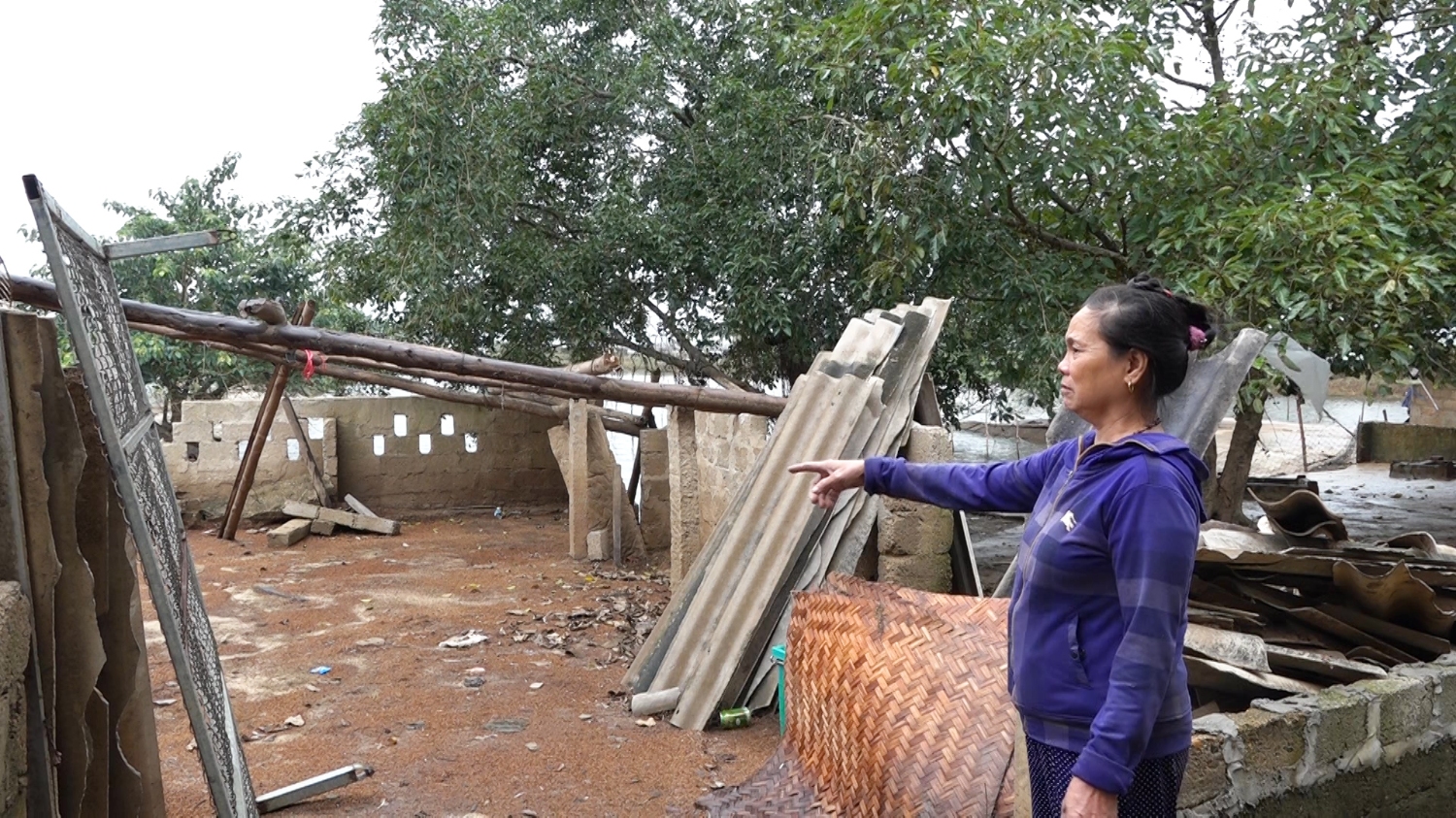 Chuồng trại của gia đình ông Luyến, phường Quảng Phong bị hư hại nghiêm trọng sau trận lũ