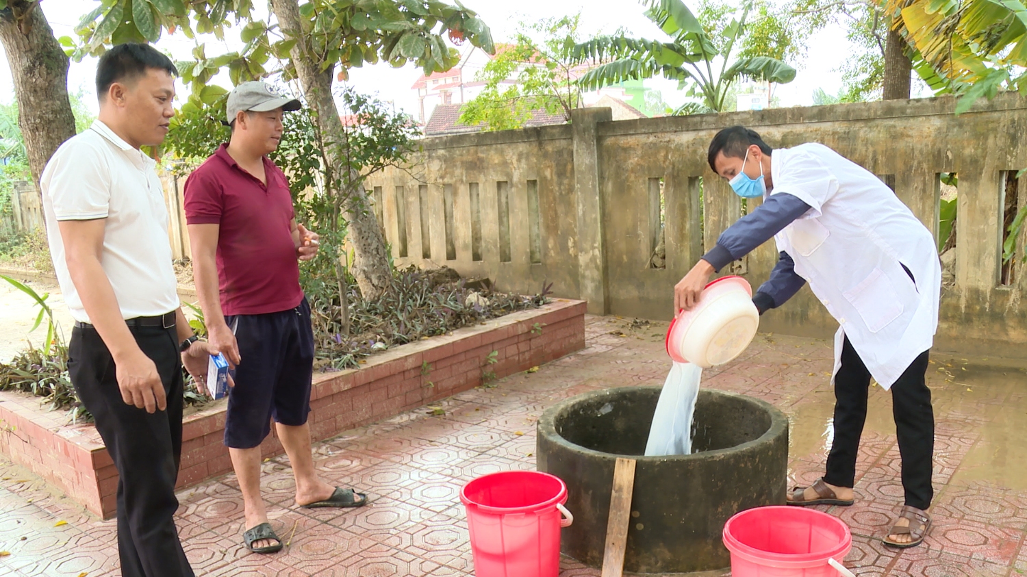 Trung tâm Y tế thị xã Ba Đồn hướng dẫn người dân khử khuẩn nguồn nước sinh hoạt