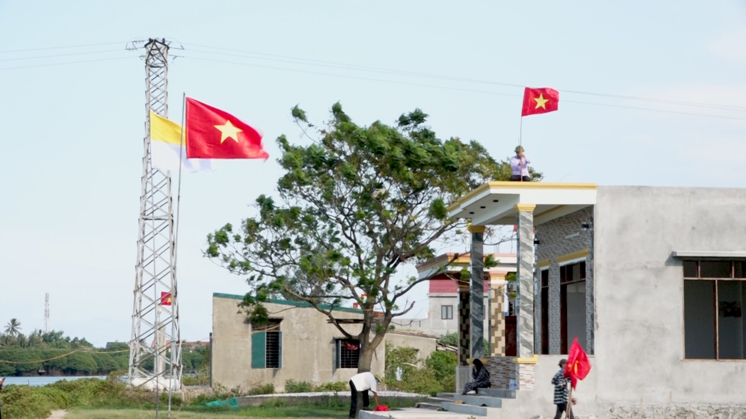 Người dân TDP cồn Két treo cờ Tổ Quốc