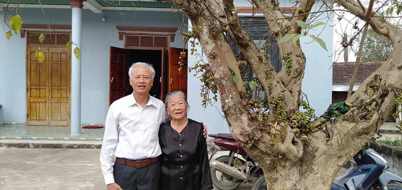 Tác giả cùng bà Trần Thị Dẹ nguyên chủ tịch xã Quảng Minh từ năm 1965-1975.