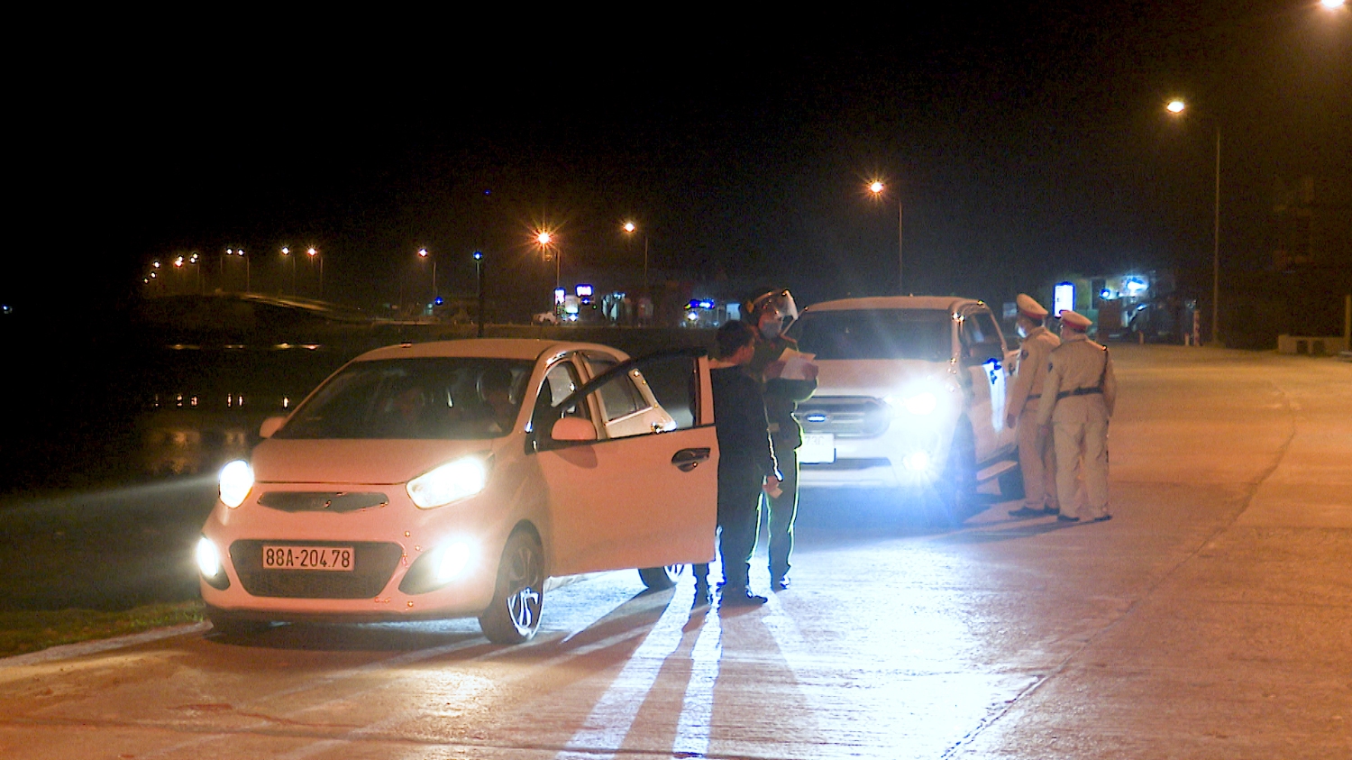 Cảnh sát giao thông Công an thị xã Ba Đồn lập chốt kiểm tra các phương tiện tham gia giao thông vào ban đêm