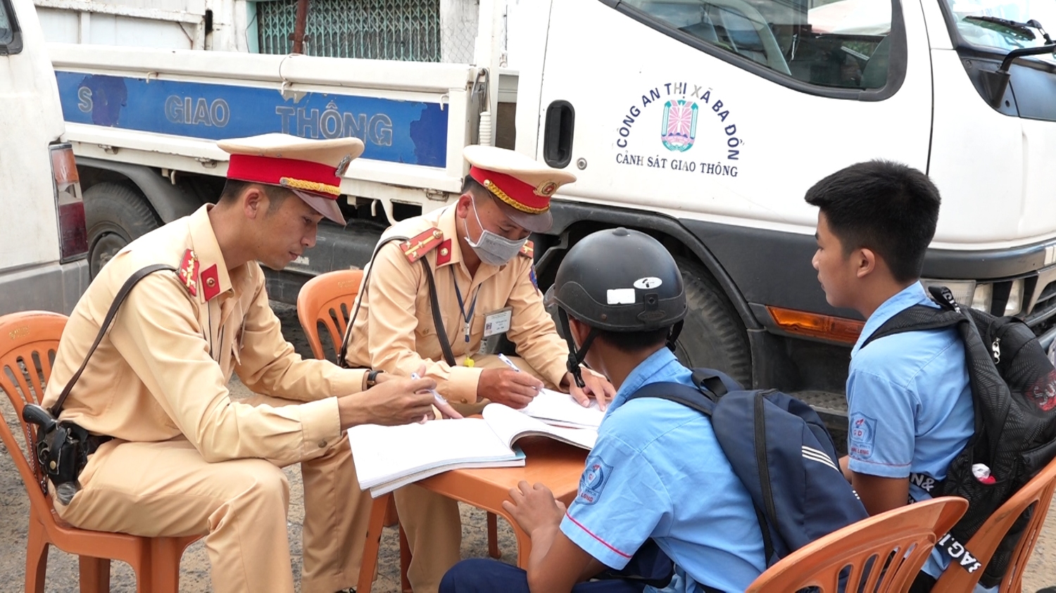Cảnh sát giao thông Công an thị xã Ba Đồn xử lý các trường hợp vi phạm giao thông