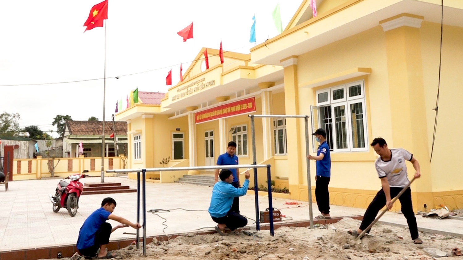 Đoàn phường Quảng Long làm công trình thanh niên tại nhà văn hóa TDP Tiền Phong