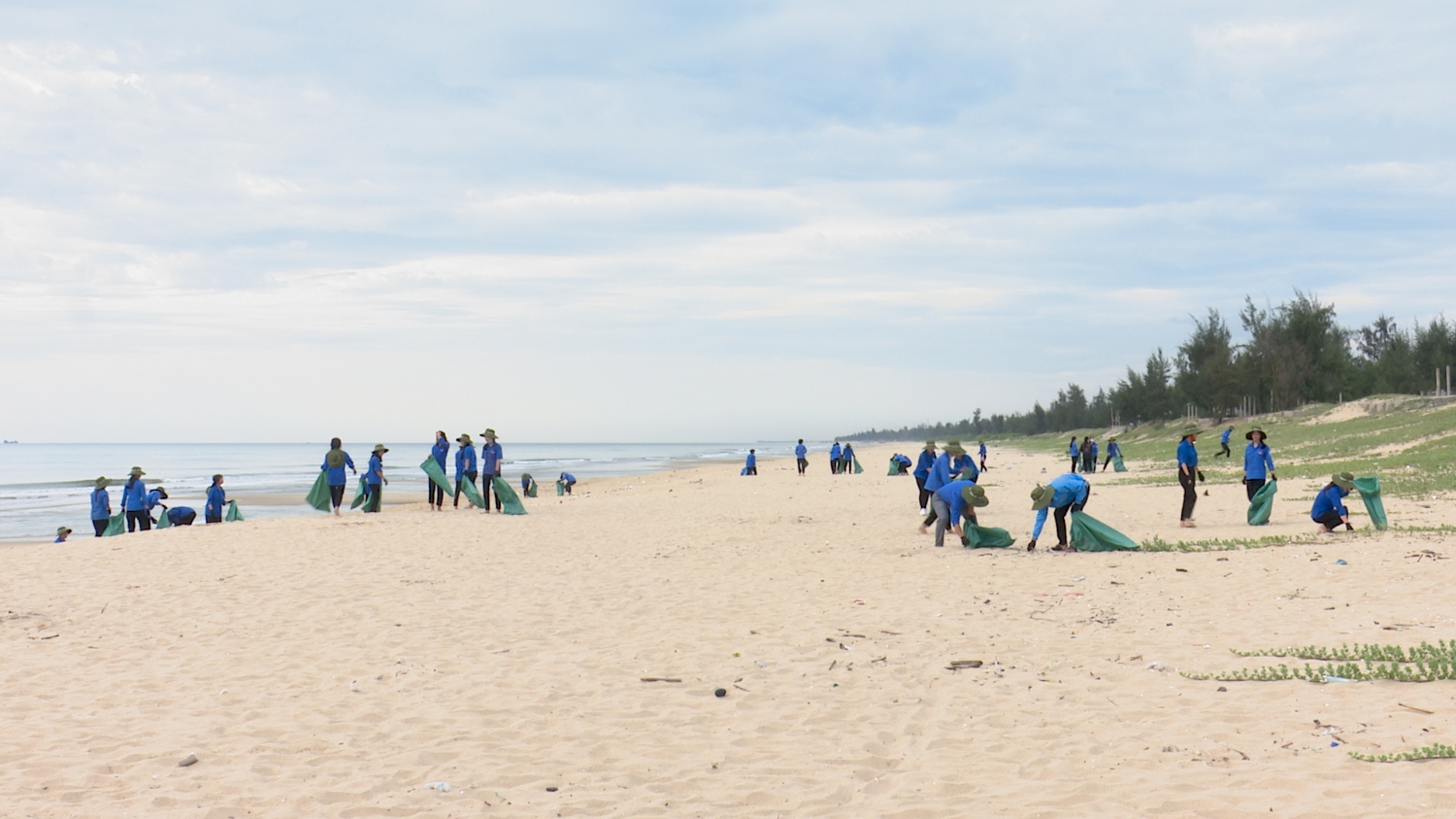 Đoàn TNCS Hồ Chí Minh làm vệ sinh bãi biển Qunagr Thọ