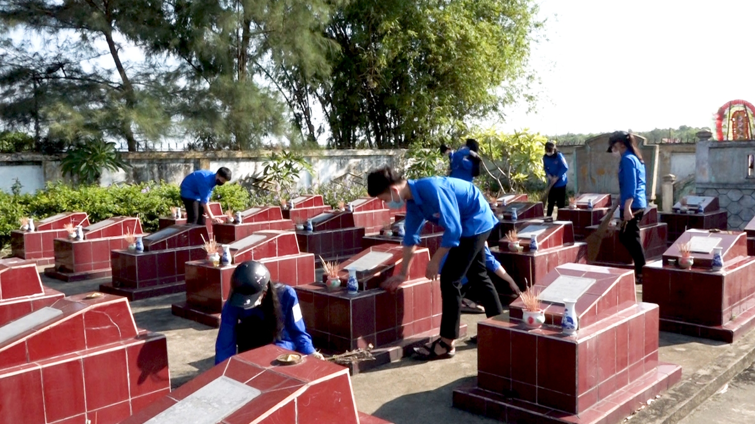Đoàn trường LTV làm vệ sinh khuôn viên nghĩa trang Liệt sỹ