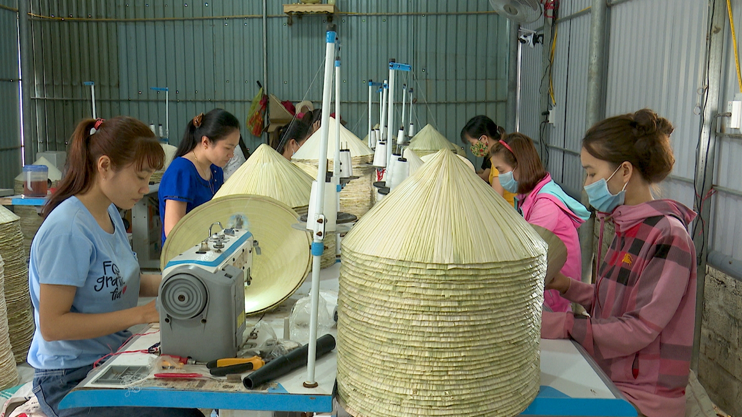 Mô hình sản xuất nón lá công nghiệp bằng vành nhựa cho thu nhập cao