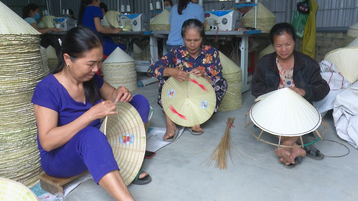 Mô hình sản xuất nón lá công nghiệp bằng vành nhựa tạo công việc làm cho người dân lúc nông nhàn và tăng thu nhập cho người dân
