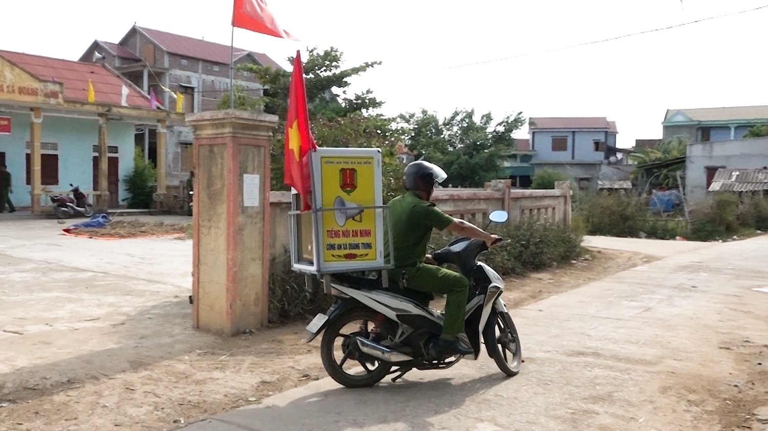Cứ khoảng 17h hàng ngày, công an xã Quảng Trung lại chạy xe máy chở theo loa để thông báo về tình hình an ninh trật tự, nhắc nhở người dân cảnh giác với tình tội phạm, cướp giật tài sản