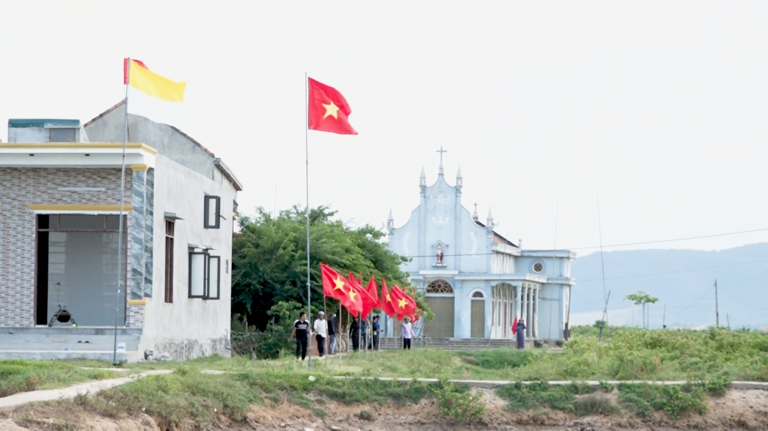 Cử tri vùng giáo ở TDP Cồn Két, phường Quảng Thuận chuẩn bị cho ngày bầu cử