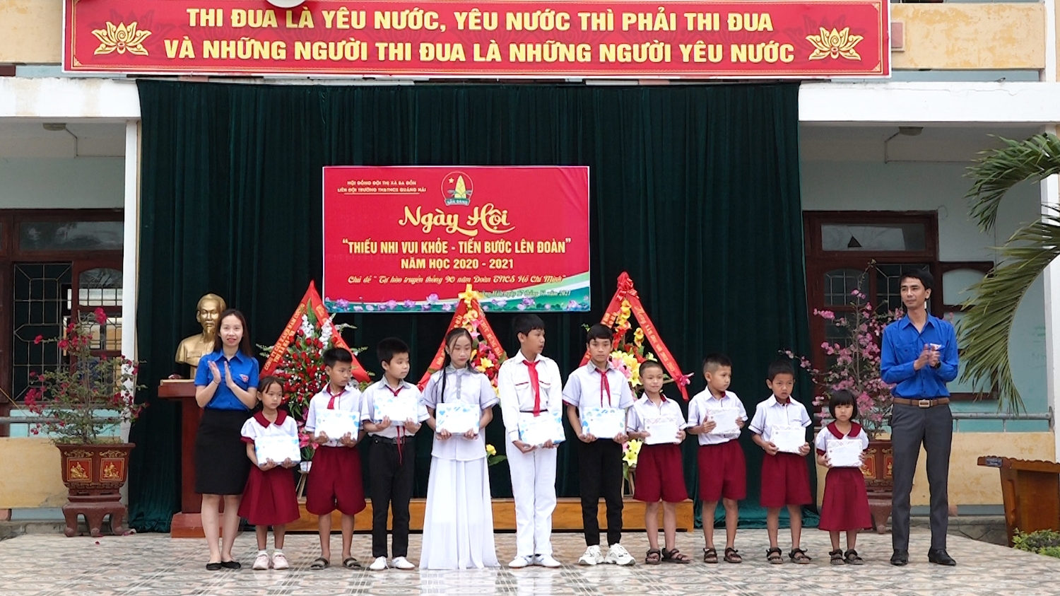 Hội đồng đội thị xã tặng 10 suất quà cho các em học sinh có hoàn cảnh khó khăn vươn lên trong học tập tại trường TH và THCS Quảng Hải