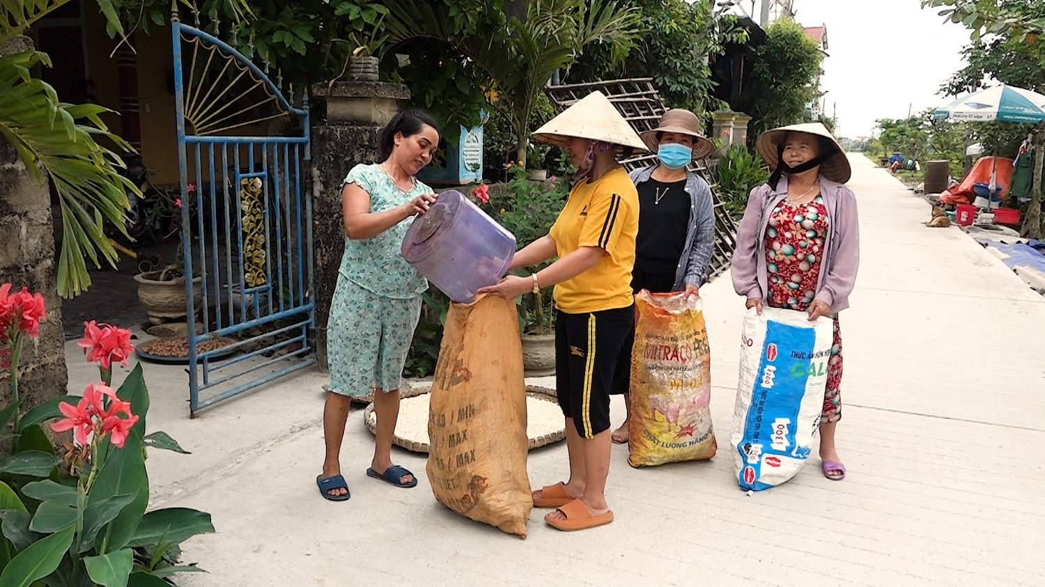 Chi hội phụ nữ xã Quảng Thủy thu gom phế liệu tạo quỹ giúp đỡ hội viên khó khăn