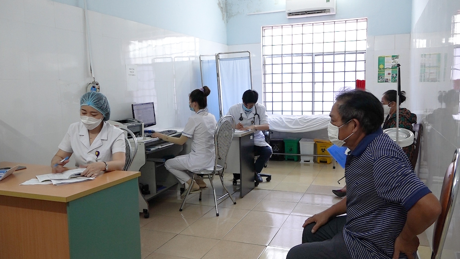 Mọi người dân đến khám và điều trị cần tuân thủ nghiêm quy định 5k của Bộ Y tế cũng như các biện pháp phòng dịch của Bệnh viện