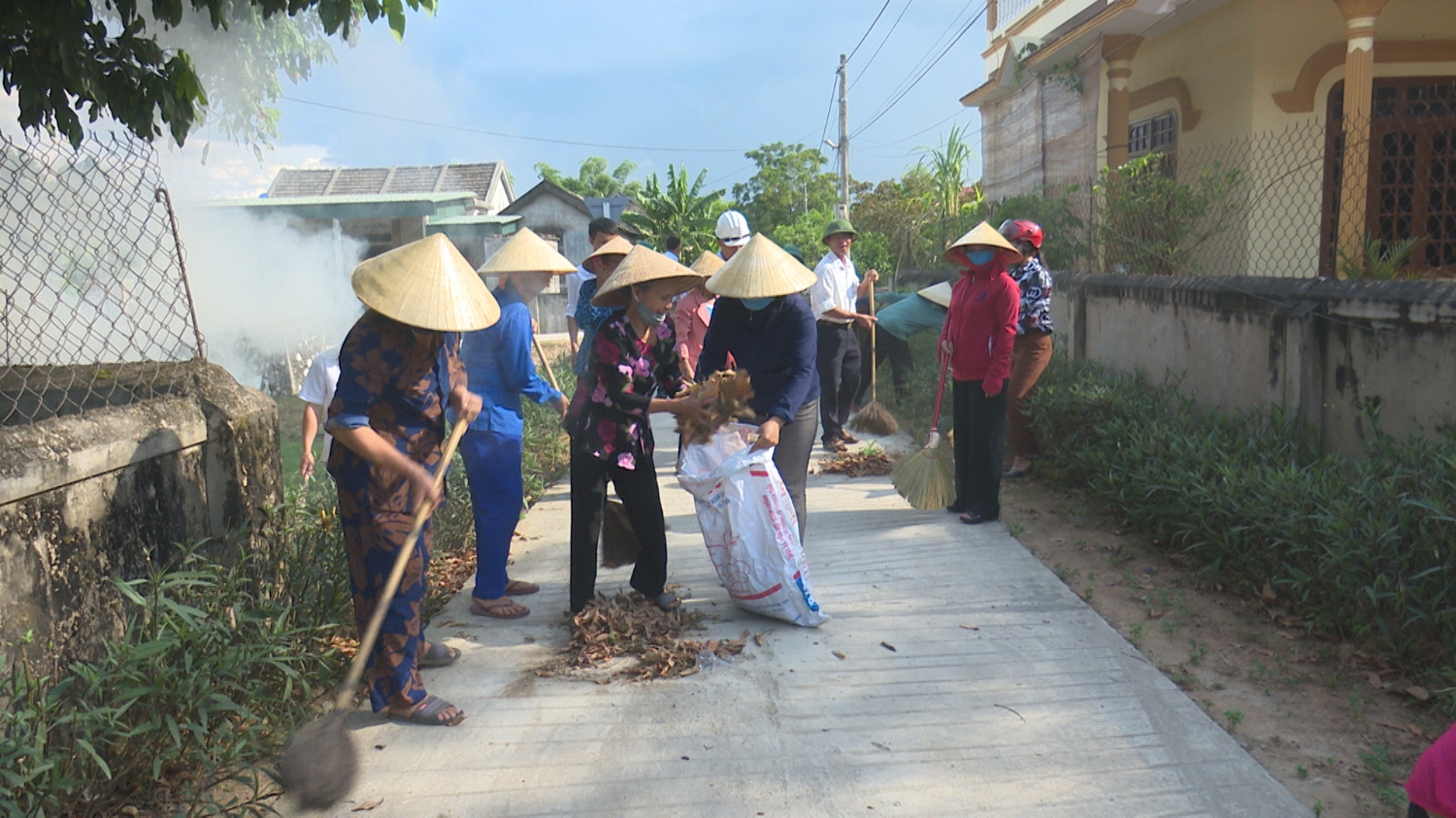 Nhân dân thôn Thượng Thôn đã ra quân làm vệ sinh môi trường, quét dọn, thu gom rác thải trên những tuyến đường chính