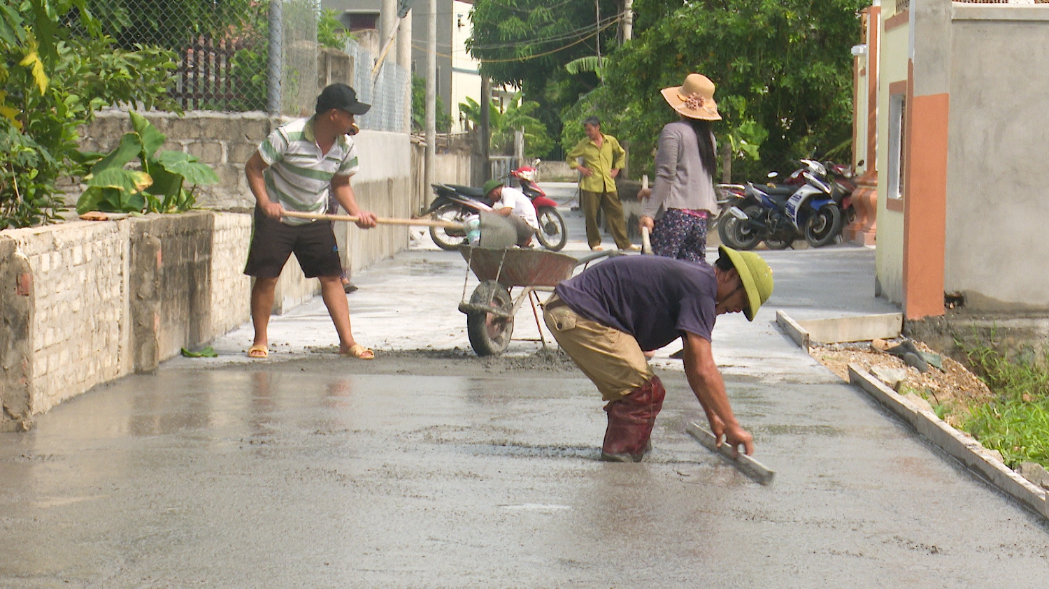 Nông dân xã Quảng Minh tham gia xây dựng đường giao thông nông thôn