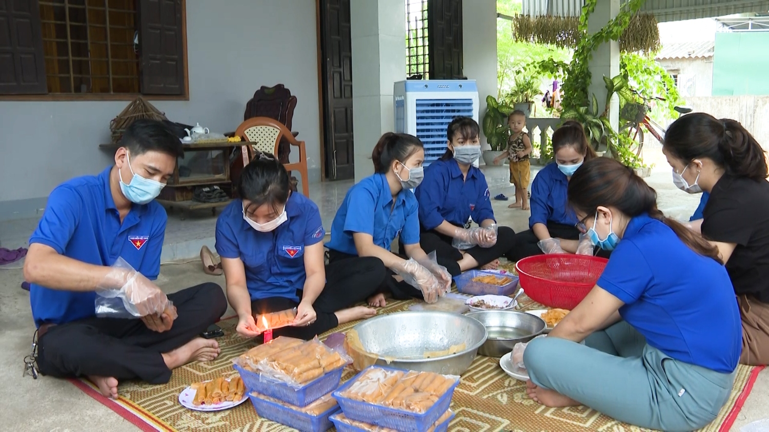 cac doan vien thanh nien dang lam ram dong goi de chuyen vao cho cac diem cach ly tap trung tai tp ho chi minh