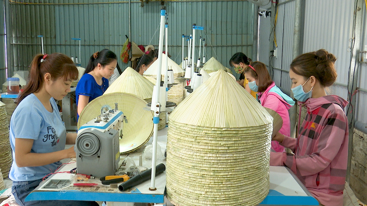 May nón lá bằng máy tạo việc làm và thu nhập ổn định cho chị em phụ nữ xã Quảng Tân