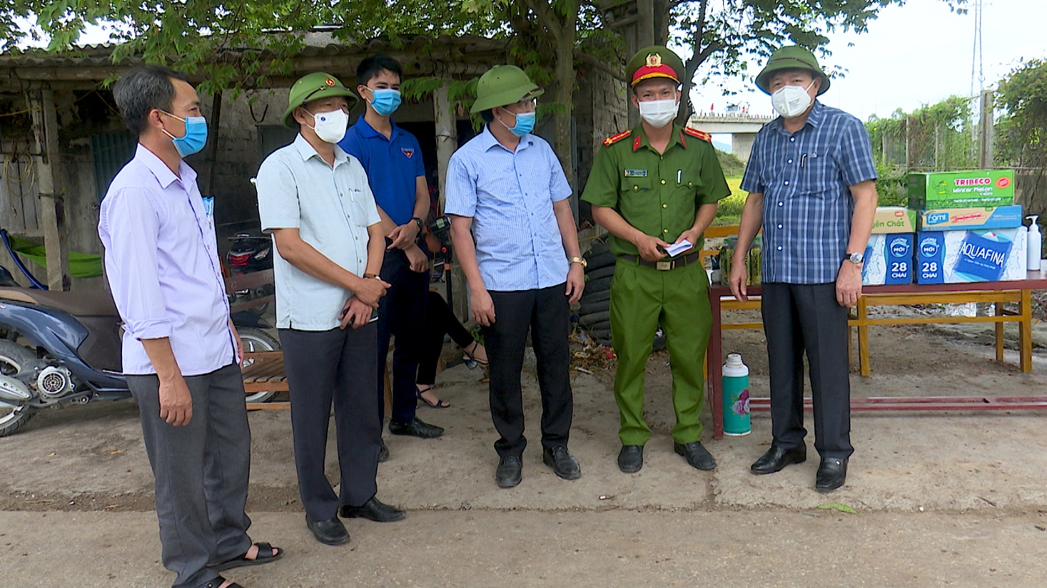 Đồng chí Chủ tịch UBND thị xã động viên các chốt kiểm dịch Y tế phòng, chống dịch Covid 19 phường Quảng Phong